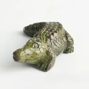 天然クリスタル翡翠クロコダイル装飾クリスタルストーンクロコダイル動物彫刻原石研磨手工芸品