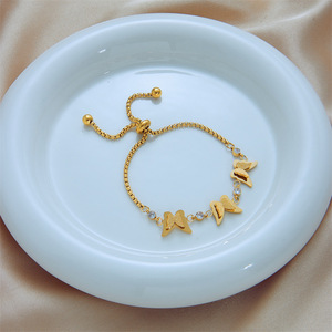 สร้อยข้อมือสแตนเลสชุบทอง18K ปรับได้รูปผีเสื้อสำหรับผู้หญิง | ดีไซน์3D ทันสมัยเครื่องประดับไม่ซีดจาง - Product Image 4