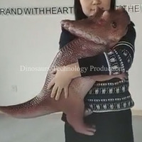 Marionnette ou accessoire de spectacle Triceratops mignon pour bébé, fait main, à vendre, marionnette de dinosaure animatronique artisanale pour événements et fêtes d'enfants