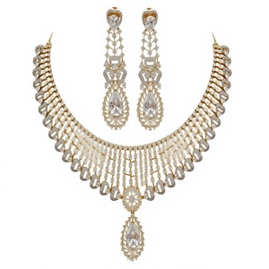Magnifique ensemble collier et boucles d'oreilles en laiton plaqué or avec cristaux et strass, coupe poire goutte d'eau, classique, pour fiançailles, fêtes et mariages - Product Image 2