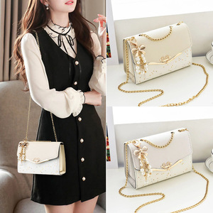 <span class=keywords><strong>Sac</strong></span> <span class=keywords><strong>à</strong></span> bandoulière élégant pour femme en cuir PU brillant avec chaîne, petit <span class=keywords><strong>sac</strong></span> <span class=keywords><strong>à</strong></span> rabat carré avec pendentif perle, <span class=keywords><strong>sac</strong></span> <span class=keywords><strong>à</strong></span> <span class=keywords><strong>main</strong></span> décontracté pour voyage - Product Image 4