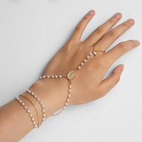 Collier chaîne multicouche en fausses perles avec breloque disque croix et chaîne de main avec bague, bijoux de mode pour femmes, vente en gros