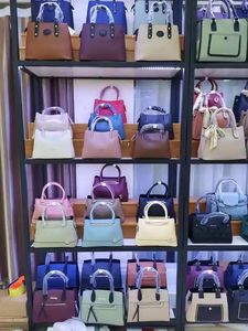 Ballots de Sacs à Main en Cuir d'Occasion de Marques Mélangées pour Femmes, Provenant de Corée, et Sacs de Créateurs d'Occasion en Ballots, Sacs d'École d'Occasion du Japon - Product Image 3