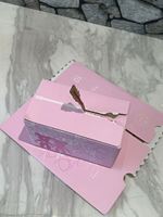Kerstverpakkingen van gerecycled snoep, chocolade en fruit, met venster