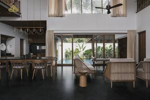 Villa Moderne <span class=keywords><strong>de</strong></span> Luxe <span class=keywords><strong>de</strong></span> Style Néo-Classique à Deux Étages avec Détails en Pierre Ornés et Toit Contrasté, Service <span class=keywords><strong>de</strong></span> Rénovation et <span class=keywords><strong>de</strong></span> Conception - Product Image 3