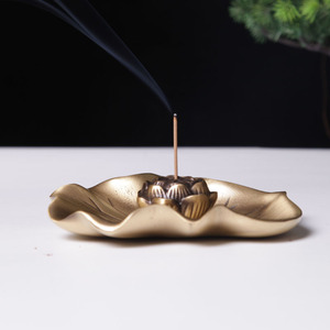 Quemador de incienso de cobre puro con diseño antiguo de hoja de loto y flor de loto, adecuado para uso doméstico e interior. Madera de Sándalo - Product Image 1