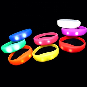 Bán buôn Silicone âm nhạc ban nhạc cổ tay led tùy chỉnh Vòng đeo tay đèn pin dây đeo cổ tay RGB Led Vòng đeo tay - Product Image 6