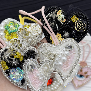 จี้รูปหัวใจมุกทำมือประดับลูกปัดและคริสตัลสีดำขาว ใช้ตกแต่งกระเป๋าถือ กระเป๋าเป้สะพายหลัง หรือแขวนประดับ - Product Image 4