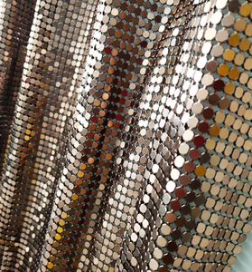 Tissu en maille métallique dorée à sequins - Tissu en maille métallique flexible pour rideaux, nappes et vêtements de mode - Product Image 5