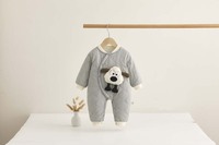 Combinaison matelassée pour bébé avec applique mouton en peluche |   Combinaison rembourrée à col côtelé |   Beige et bleu-gris hiver