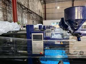 Machine de moulage par injection 170T MA1700 reconditionnée avec armoire de commande informatisée pour applications de moulage de haute précision - Product Image 3