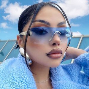 Vente en gros de lunettes de soleil vintage Y2K personnalisées avec logo, sans monture, à verres monobloc, pour femmes - Product Image 1