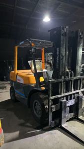 Gebruikt <span class=keywords><strong>TCM</strong></span> 50 diesel tweedehands heftruck van magazijnen naar bouwplaatsen. <span class=keywords><strong>TCM</strong></span> is een 5-tons heftruck die overal geleverd wordt. - Product Image 2
