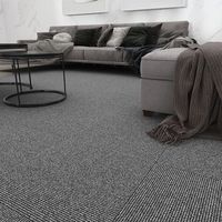 Revêtement de sol modulaire en polypropylène rembourré, dalles de moquette à rayures carrées modernes pour la décoration résidentielle et commerciale