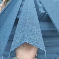 Tôle de toiture en acier revêtue de pierre moderne de conception de toit de villa Matériau de construction Tuiles en métal avec accessoires Crête d'angle Hanche