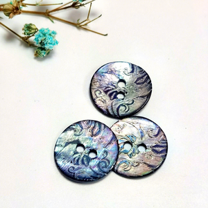 Bouton de chemise japonais Ma's, coquille ronde, deux trous, couleur gris, motif style national - Product Image 1
