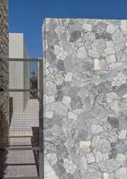 Freiform Naturstein-Verblender aus grauem Quarzit mit unregelmäßigem Muster, mehrfarbige graue Schieferwandverkleidung mit Ecken