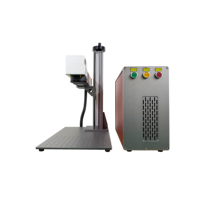 Machine de marquage laser à fibre optique de type split, dotée d'une palette de couleurs gris et rouge, conçue pour marquer les plaques d'identification en métal pour animaux de compagnie.
