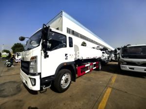 Sinotruck Howo 4*2 6000 litros de acero inoxidable <span class=keywords><strong>cisterna</strong></span> de <span class=keywords><strong>agua</strong></span> <span class=keywords><strong>potable</strong></span> camión <span class=keywords><strong>cisterna</strong></span> de <span class=keywords><strong>agua</strong></span> de servicio ligero a la venta en Dubai - Product Image 3