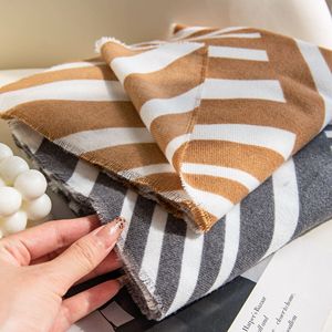 Bufanda de invierno gruesa y cálida a rayas, tipo cachemira, para mujer, chal de lujo personalizado con borlas, venta al por mayor directa de fábrica - Product Image 4