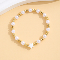 Lot de 4 bracelets plaqués or avec breloque fleur marguerite, chaîne gourmette et bracelet extensible perlé – Coffret cadeau bijoux pour femme