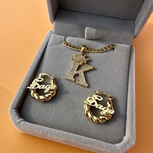 Lateefah OEM personalizzato Mini neonate orecchino a cerchio nome braccialetto nome personalizzato Set di gioielli - Product Image 6