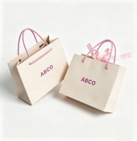 Sacs de shopping en papier kraft recyclables de luxe avec logo personnalisé, poignées en ruban, impression UV pour l'emballage de vêtements, vente en gros