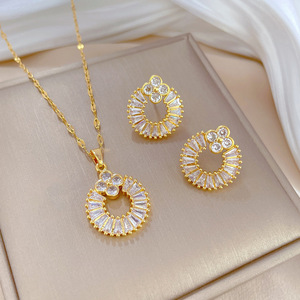Ensemble collier et boucles d'oreilles en laiton micro-incrusté de zircon, plaqué or 18 carats PVD, avec chaîne en acier inoxydable et pendentif trèfle circulaire - Product Image 1