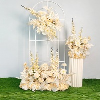Des designs de fleurs artificielles composites multicouches conviennent aux arches de mariage et aux décors de cérémonies de remise des diplômes.