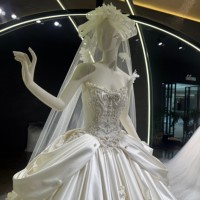 Robe de mariée personnalisable de luxe moderne en satin ivoire, sans bretelles, faite à la main, avec dentelle tridimensionnelle, broderie traînante et perles