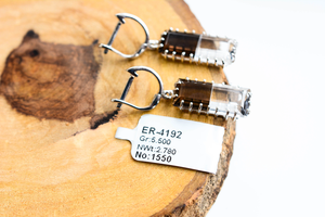 Boucles d'oreilles pendantes rectangulaires en quartz fumé et transparent Twilight Clarity avec un style tendance et à la mode pour femmes - Product Image 4