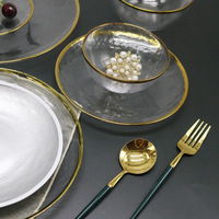 Assiette de présentation transparente en plastique acrylique à bord rouge et or pour la décoration de la vaisselle de mariage