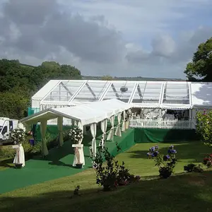 Tenda commerciale all'aperto del magazzino della festa nuziale di stoccaggio della festa di nozze con le decorazioni