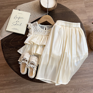 Set Estivo per Bambine 2025 Due Pezzi: Canotta Senza Maniche in Pizzo e Pantaloni a Gamba Larga in Tinta Unita con Pelliccia di Coniglio - Product Image 4