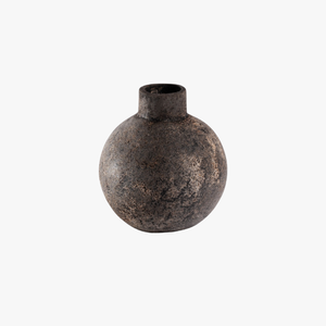 Jarrón redondo balinés antiguo, con trabajo artesanal rústico, un diseño redondo de textura rugosa y un encantador aspecto de piedra antigua. - Product Image 1