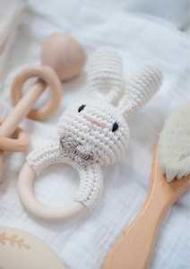 Kaiyue-Ensemble sous-verre en bois blanc personnalisé, boîte-cadeau de douche de bébé avec nouveau-né, jouet, <span class=keywords><strong>d</strong></span>écor de pépinière, chaussettes <span class=keywords><strong>d</strong></span>'amour pour nourrissons, brosse à cheveux, hochet - Product Image 6