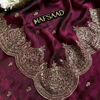 Sari de luxe en fausse fourrure, tissu personnalisé, pour mariage estival et fête, tons riches bordeaux-or, couleur personnalisable, célébration indienne, soleil
