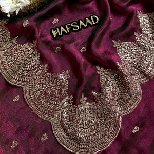 Sari de satén de lujo con imitación de piel, tonos ricos en granate y dorado, personalizable, para bodas de verano, fiestas y celebraciones indias. - Product Image 1