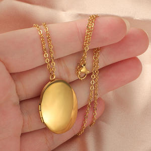 Collar con colgante de medallón con foto chapado en oro, collar con colgante de corazón de acero inoxidable minimalista con memoria para San Valentín dorado - Product Image 3