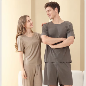 Conjunto <span class=keywords><strong>de</strong></span> Pijamas <span class=keywords><strong>de</strong></span> Seda Helada Acanalada para Parejas al <span class=keywords><strong>por</strong></span> Mayor: Camiseta <span class=keywords><strong>de</strong></span> Manga Corta para Hombre y Pantalones Largos para Mujer, Suave y Transpirable - Product Image 1