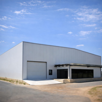 Edificio Industrial Espacioso con Múltiples Puertas y Estructura de Acero sin Columnas para Logística y Almacenamiento a Gran Escala