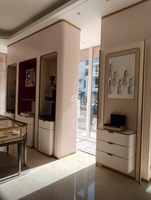 Présentoir de parfum moderne table parfumerie à l'intérieur des accessoires de décoration