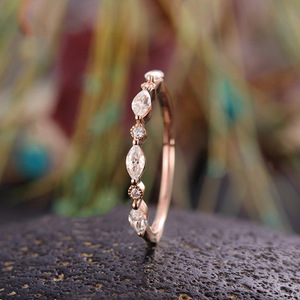 Anello impilabile da donna dal design minimalista a strati, accessorio per dita da indossare tutti i giorni - Product Image 2