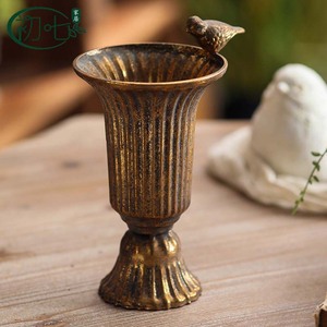 Vase en métal de style campagnard français avec poignée, pot à fleurs décoratif en or antique pour la décoration de bureau et de la maison - Product Image 3