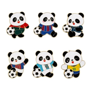 Broche en métal mignonne motif panda footballeur dessin animé, style sportif, badge émaillé décoratif - Product Image 1