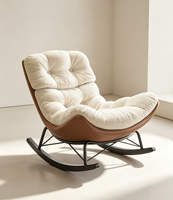 Fauteuil à bascule ergonomique moderne et confortable, avec coussin en tissu capitonné crème, base incurvée en cuir marron et structure en métal noir, pour salon