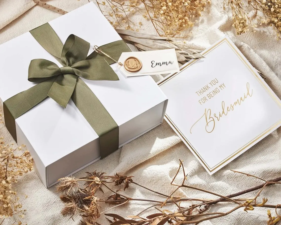 Benutzer definierte Hochzeits bevorzugung Faltbare weiße Luxus-Papier boxen Verpackung Brautjungfer Vorschlag Magnet verschluss Geschenk box mit Band