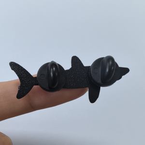 <span class=keywords><strong>Precio</strong></span> de fábrica: Pines de solapa personalizados de dibujos animados, insignias de metal chapadas en negro, pin de esmalte suave con diseño de <span class=keywords><strong>peces</strong></span> personalizados - Product Image 2