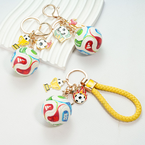 Porte-clés en métal de club de football européen, souvenir de mode, logo personnalisé en émail dur ou souple - Product Image 6