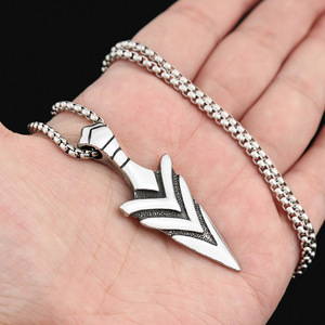 Yunnique Collar con colgante de flecha de acero inoxidable para hombre, joyería de moda de estilo vikingo geométrico - Product Image 4